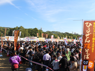 ひるぜん焼きそばの行列の写真