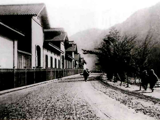 当時の生野鉱山本部前の馬車道