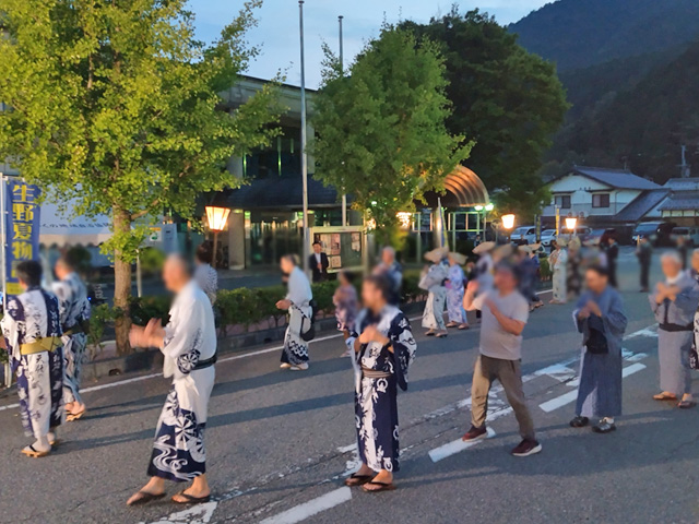 盆踊りの様子